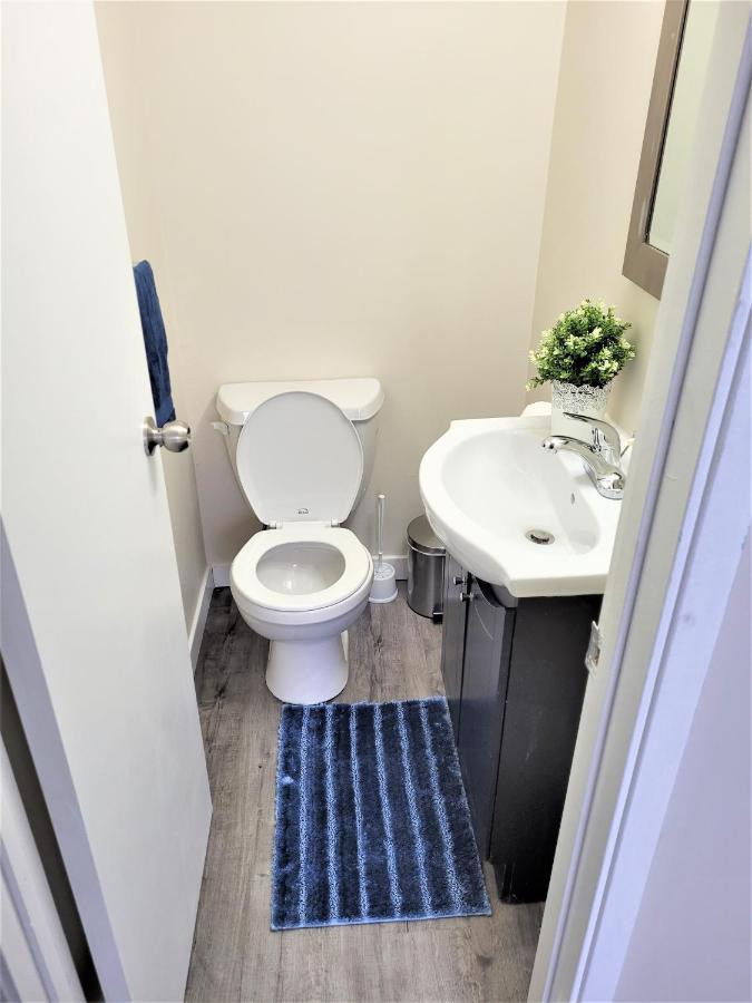 Cozy 4 Bedroom Townhouse - Peaceful Feel Of Home ウィニペグ エクステリア 写真