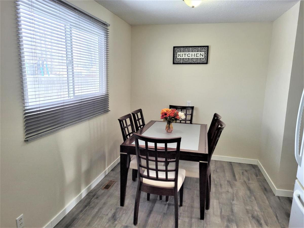 Cozy 4 Bedroom Townhouse - Peaceful Feel Of Home ウィニペグ エクステリア 写真