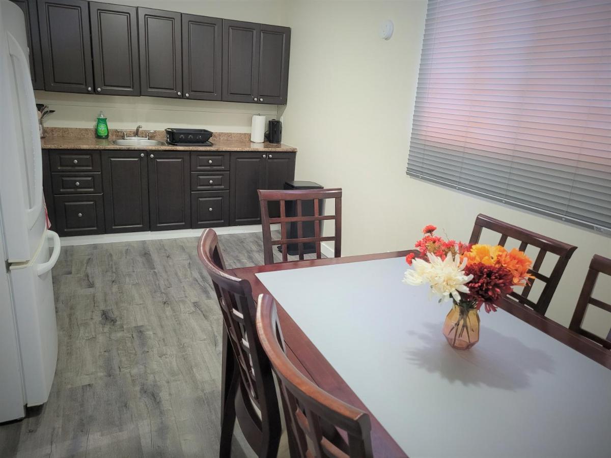 Cozy 4 Bedroom Townhouse - Peaceful Feel Of Home ウィニペグ エクステリア 写真